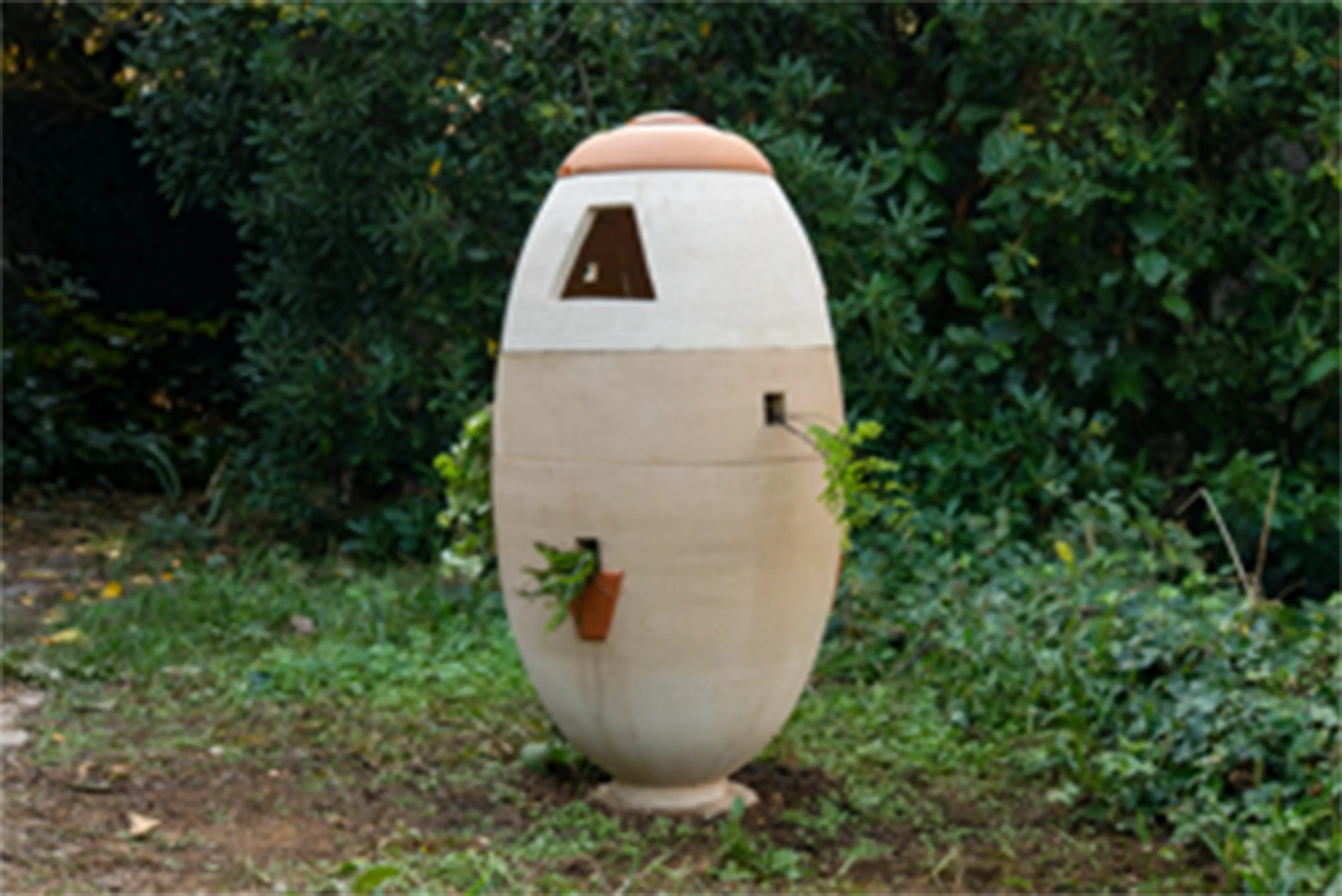Mediatrix IV terracotta jar, sculptural piece for remarkable gardens and landscape projects