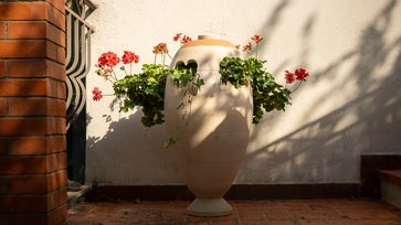 Oasis terracotta jar, artisanal creation for exceptional gardens on the French Riviera